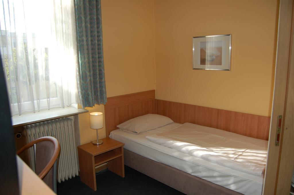Hotel Adler Neulußheim Δωμάτιο φωτογραφία